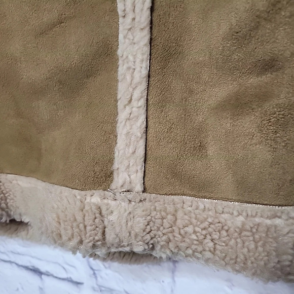 Faded Glory Faux Suede & Sherpa Vest Size Small Brown/Tan Boho Toggle closure - Picture 4 of 9